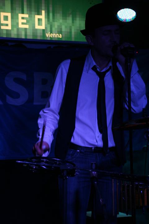 2008-11-28 M3_live at replugged 033.jpg